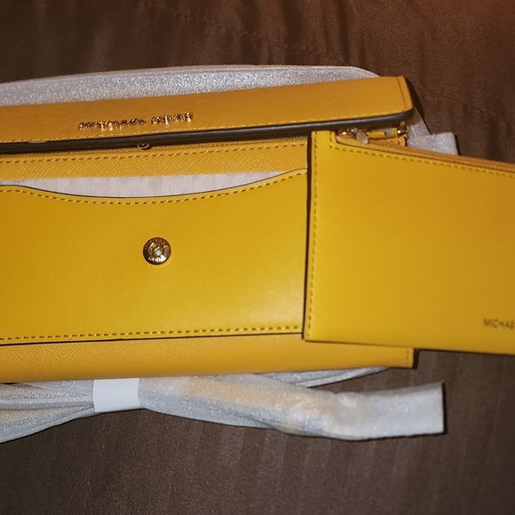 🏷NWT Michael Kors 2 piece Convertible crossbody - Picture 5 of 8
